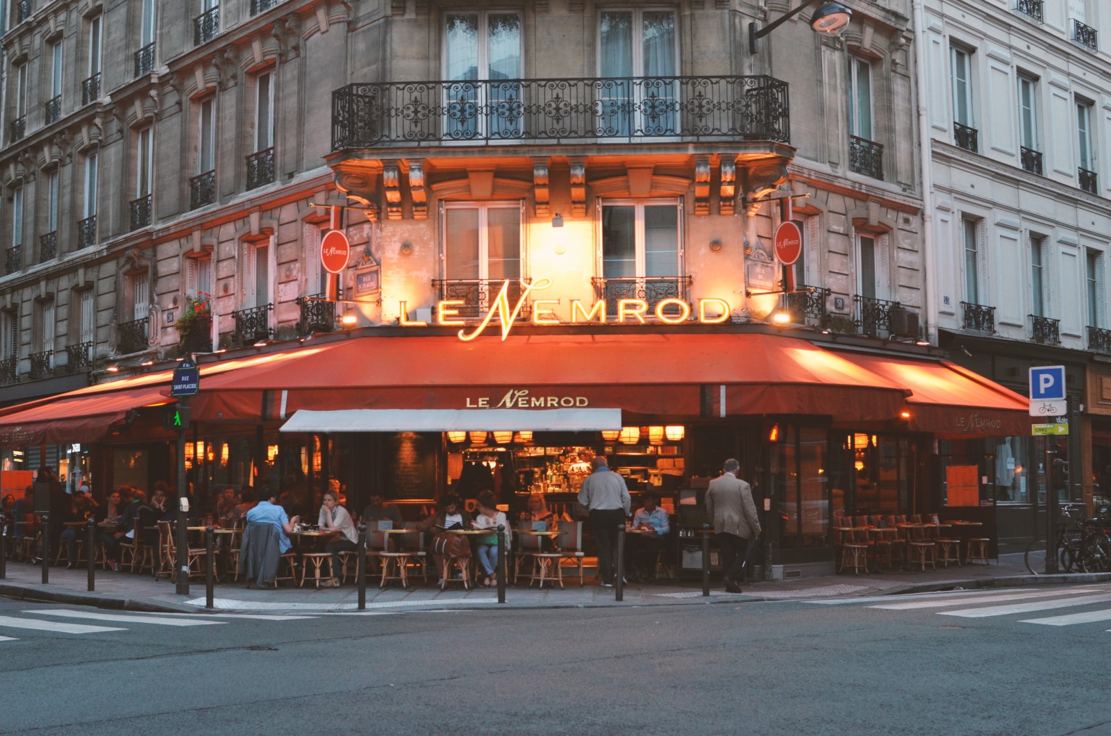 the tourist cafe in paris